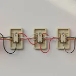 découvrez comment réaliser le câblage et le schéma détaillé d'un va-et-vient avec 3 interrupteurs et 2 lampes pour un éclairage efficace et simple à contrôler.